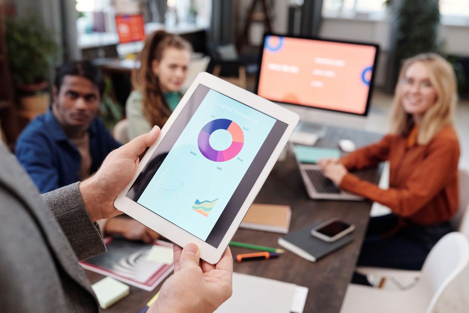 Studentin beim Lernen eines Online Marketing Kurses in einem Seminarraum